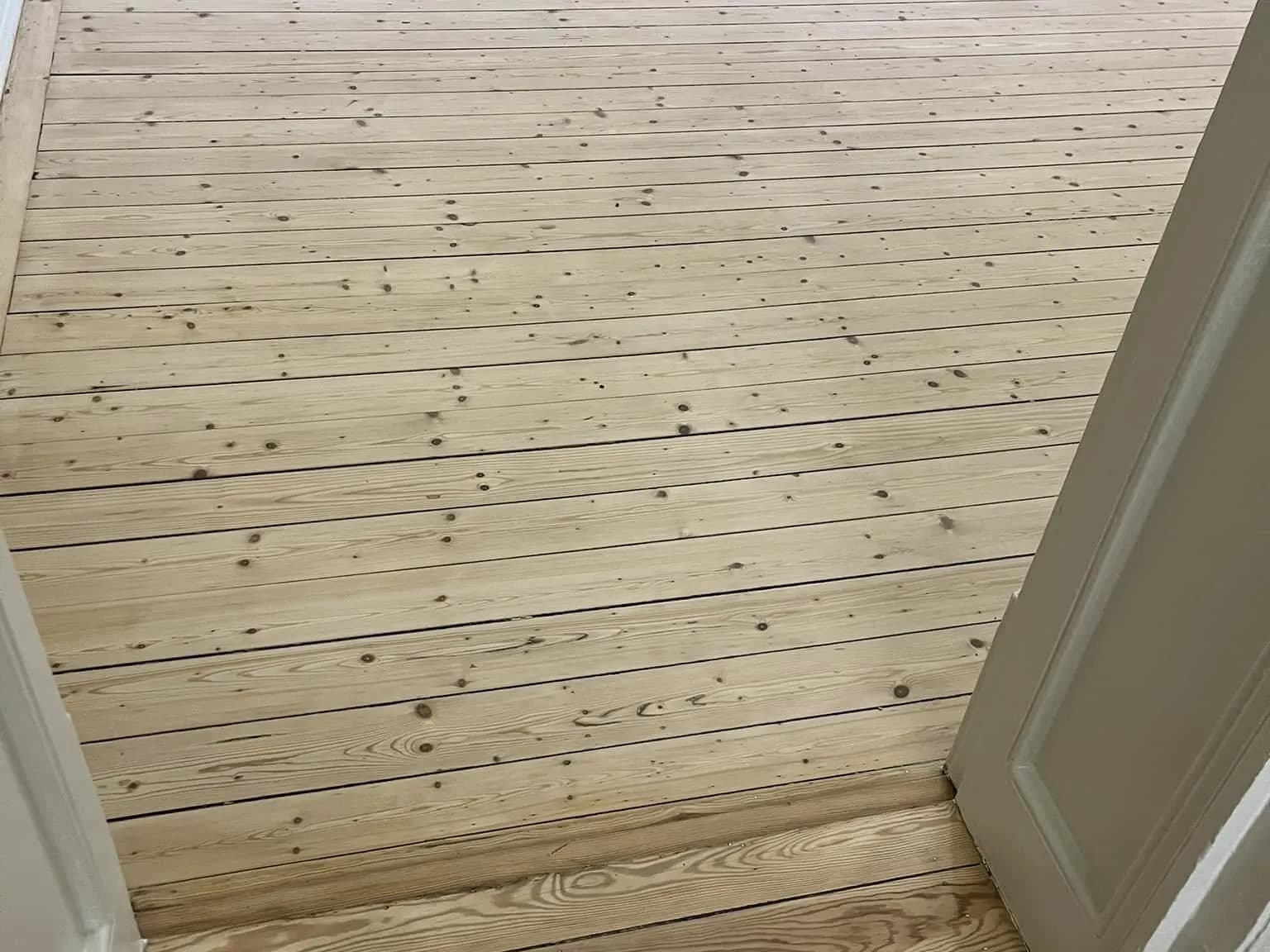 Parkett efter golvslipning och olja eller lack: tydligare struktur och varmare uttryck.