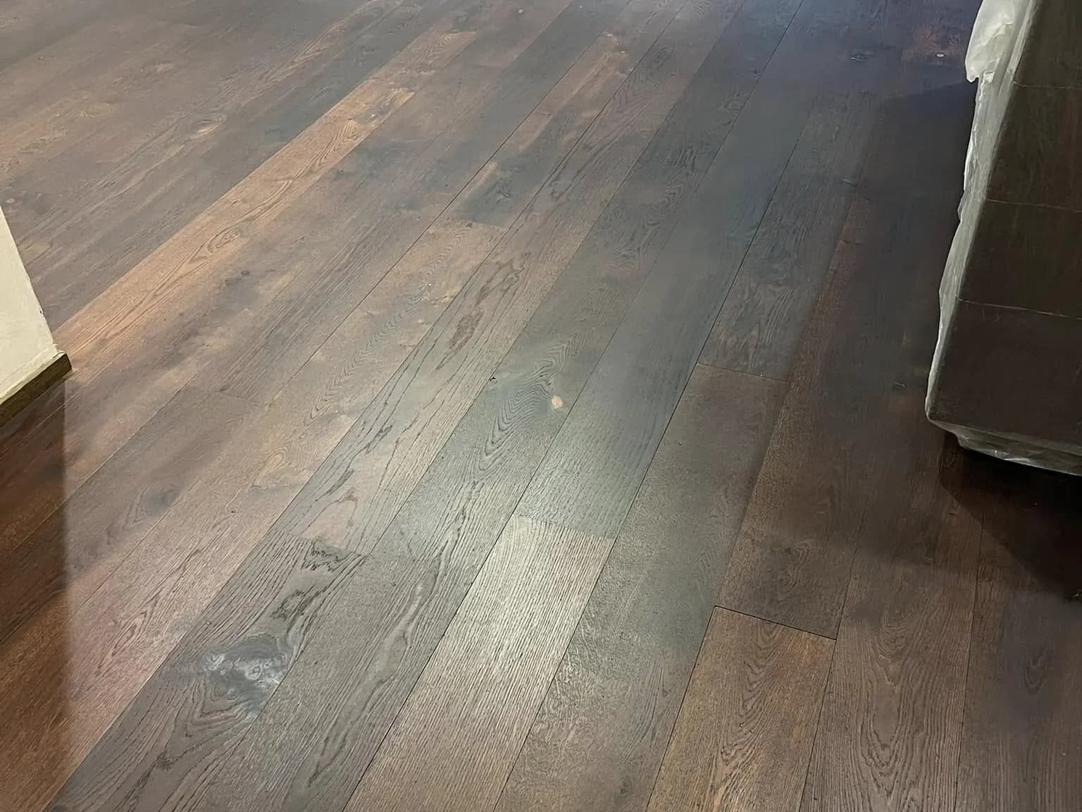 Butiksgolv efter slipning och slitstark ytbehandling: jämn, tålig yta för kommersiell miljö.
