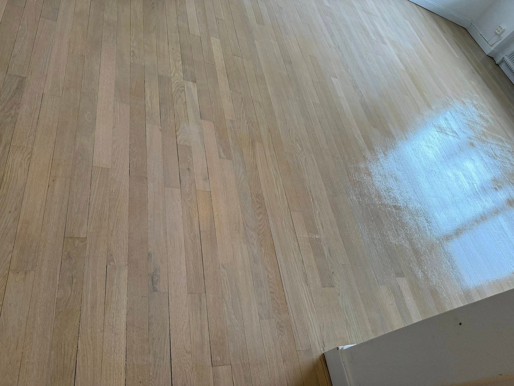 Samma vardagsrum efter golvslipning och ytbehandling: jämn yta och varmare träton.