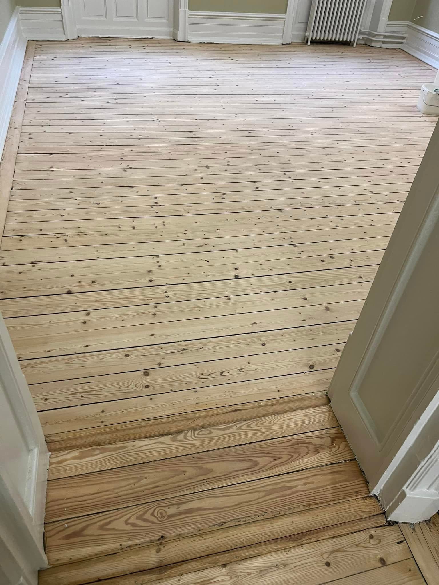 Parkett efter golvslipning och olja eller lack: tydligare struktur och varmare uttryck.