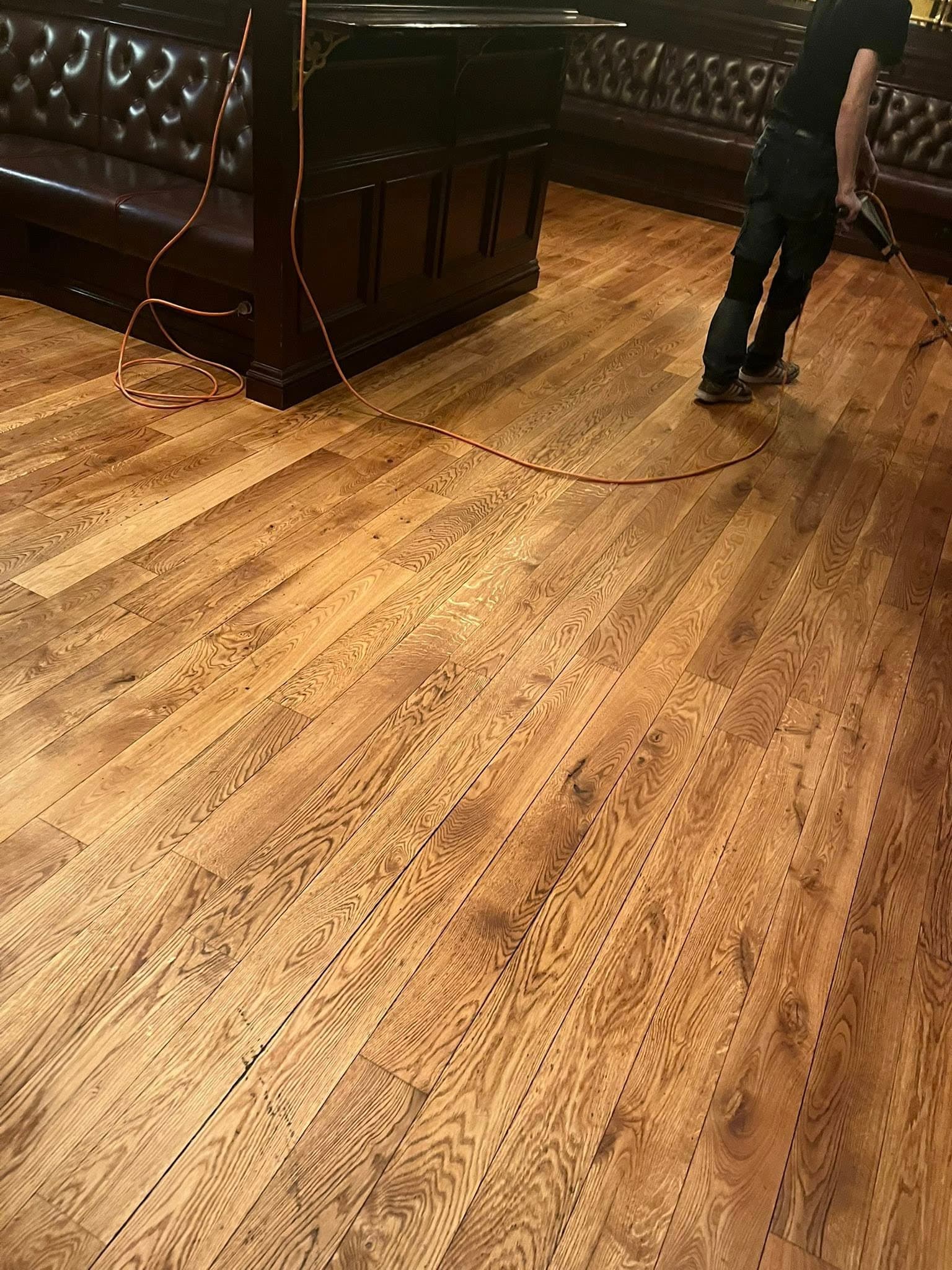 Restauranggolv efter slipning och slitstark behandling: ljusare, mer enhetlig yta.