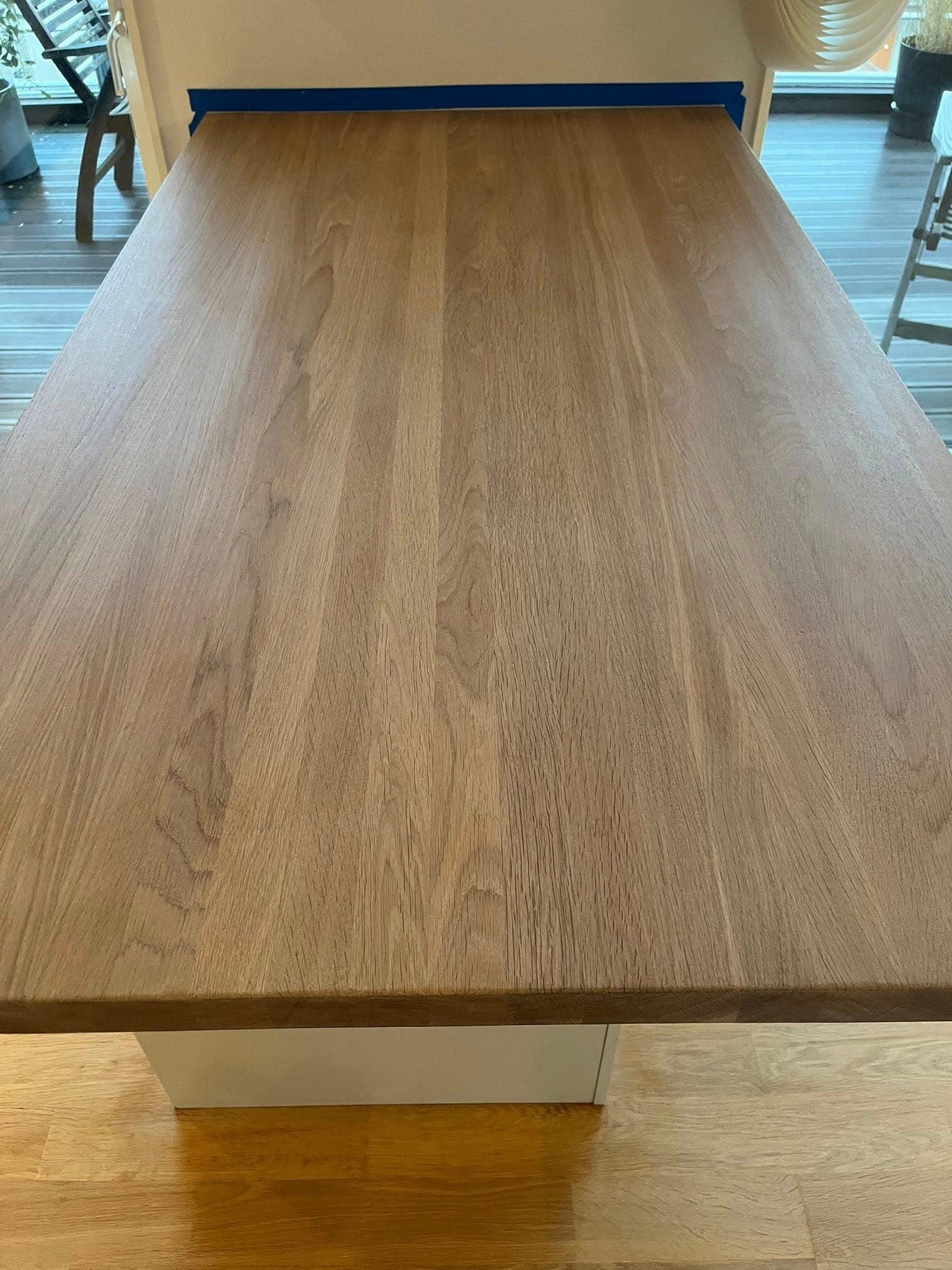 Samma träbänkskiva efter slipning och ytbehandling: jämnare yta vid disk och bänk.