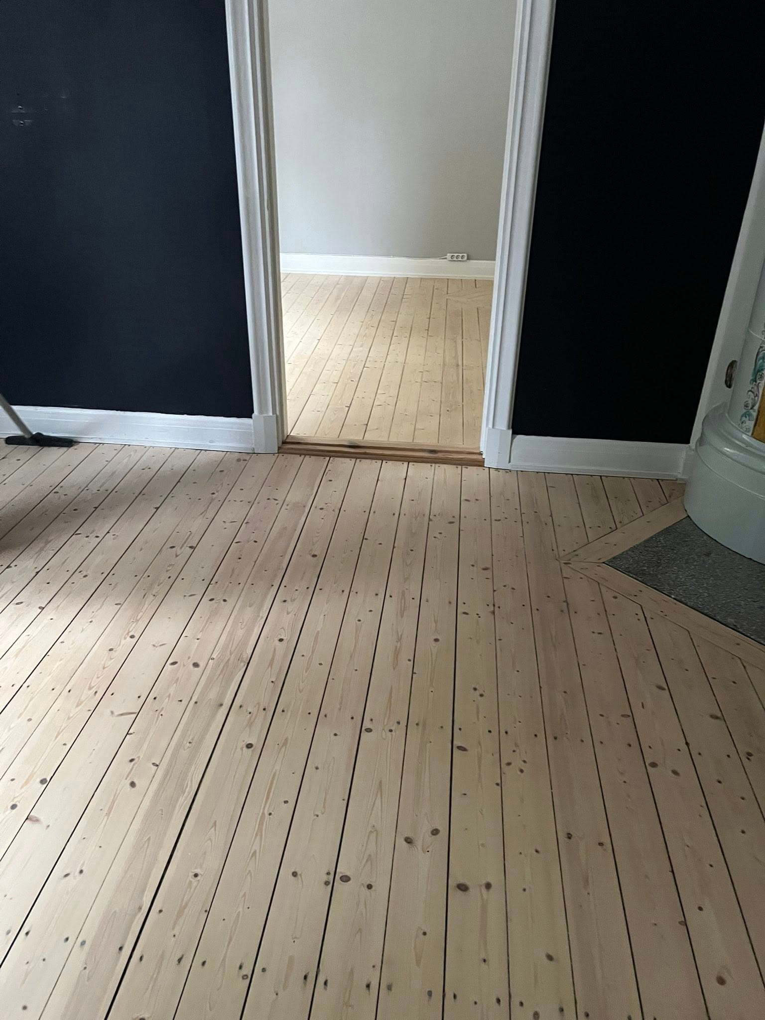 Vardagsrumsgolv efter slipning och behandling: jämnare yta och fräschare träton.