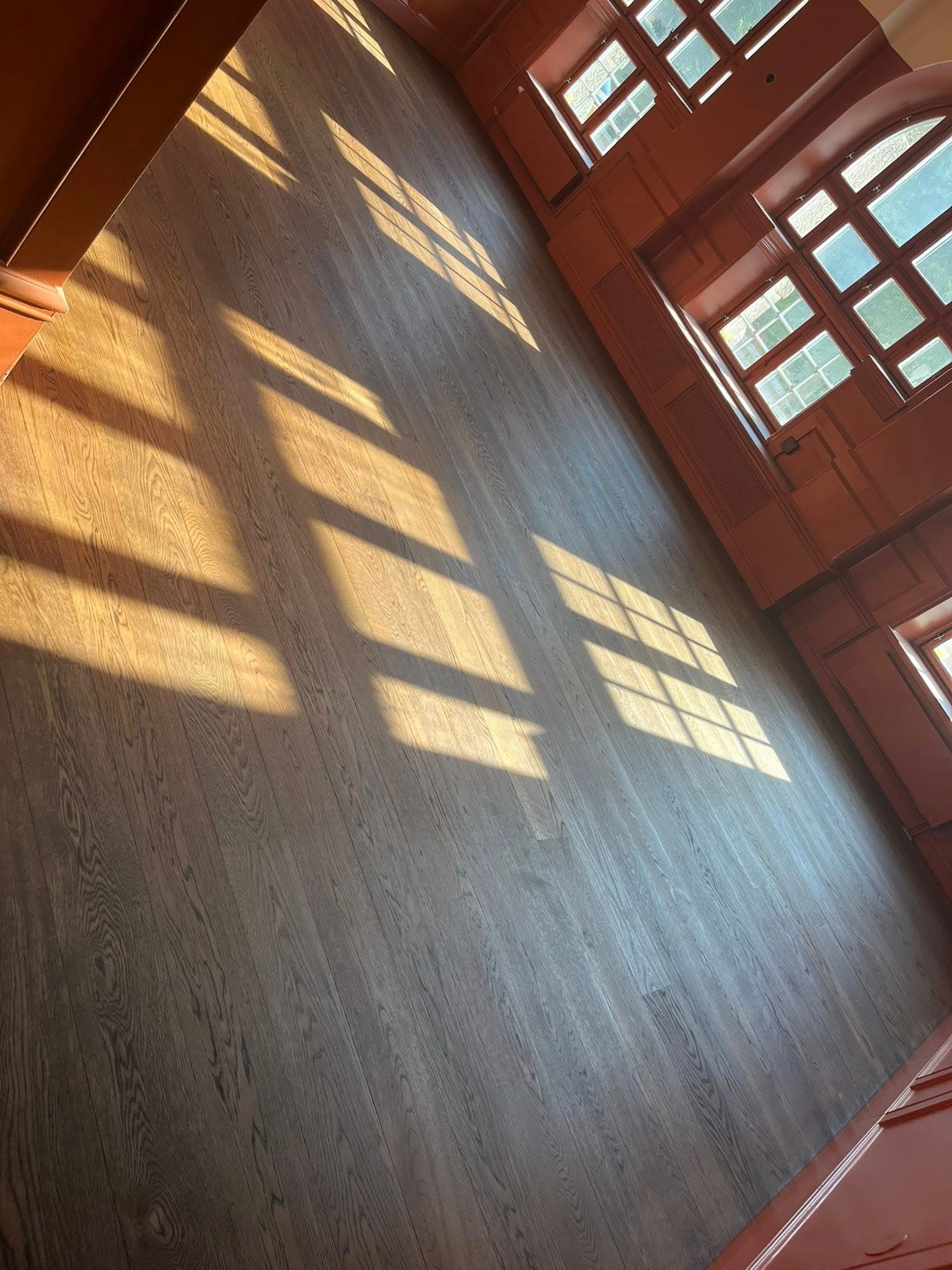 Samma golv efter slipning med ljusare, jämnare träton och tydligare ådring.