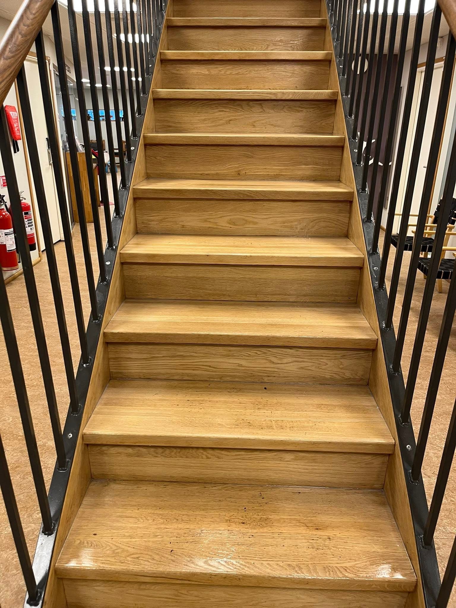 Samma trappa efter slipning och ny finish: jämnare steg med ljusare, mer enhetlig yta.