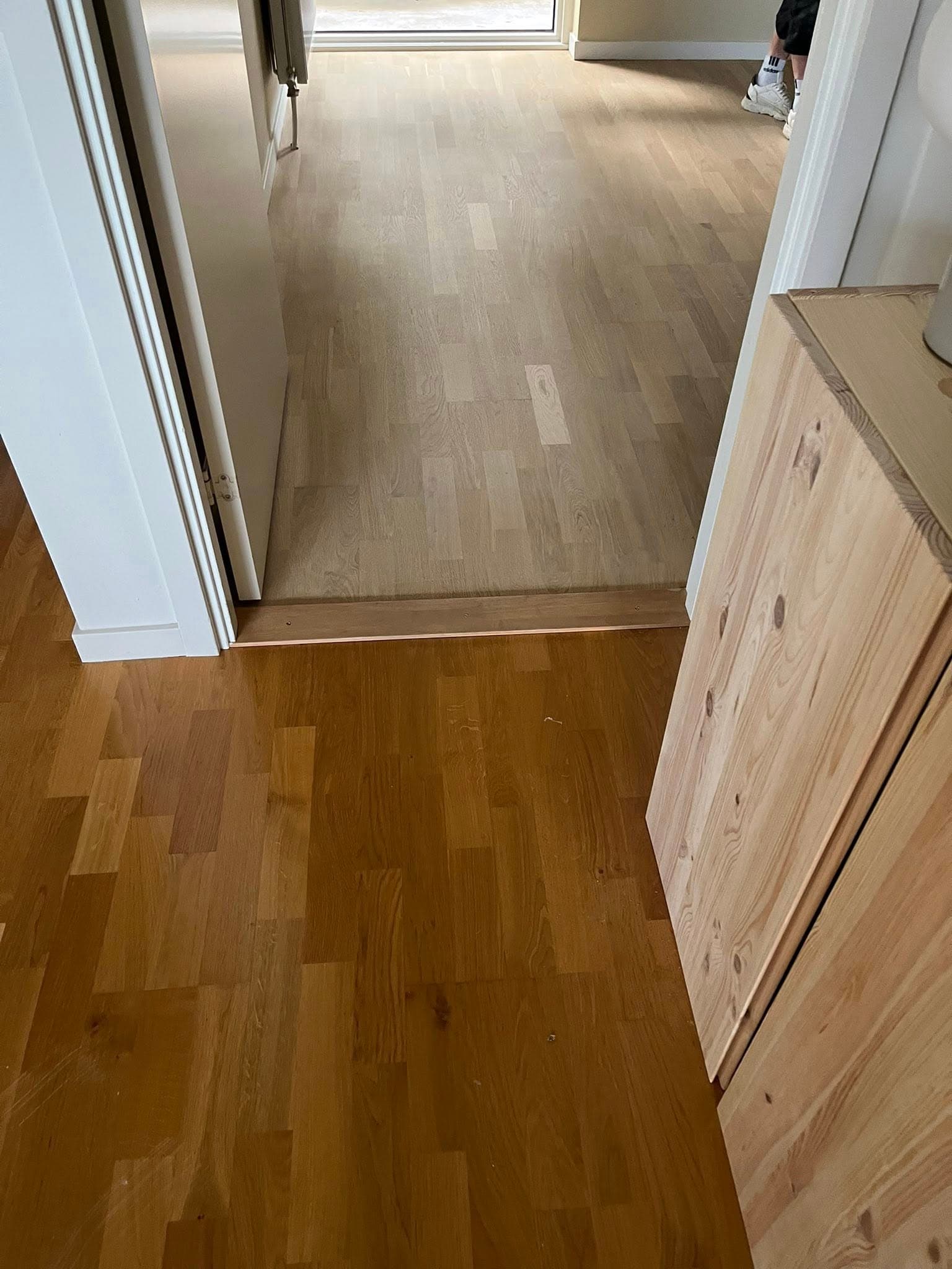 Samma golv efter slipning: jämnare yta och mer enhetlig ton över golvet.