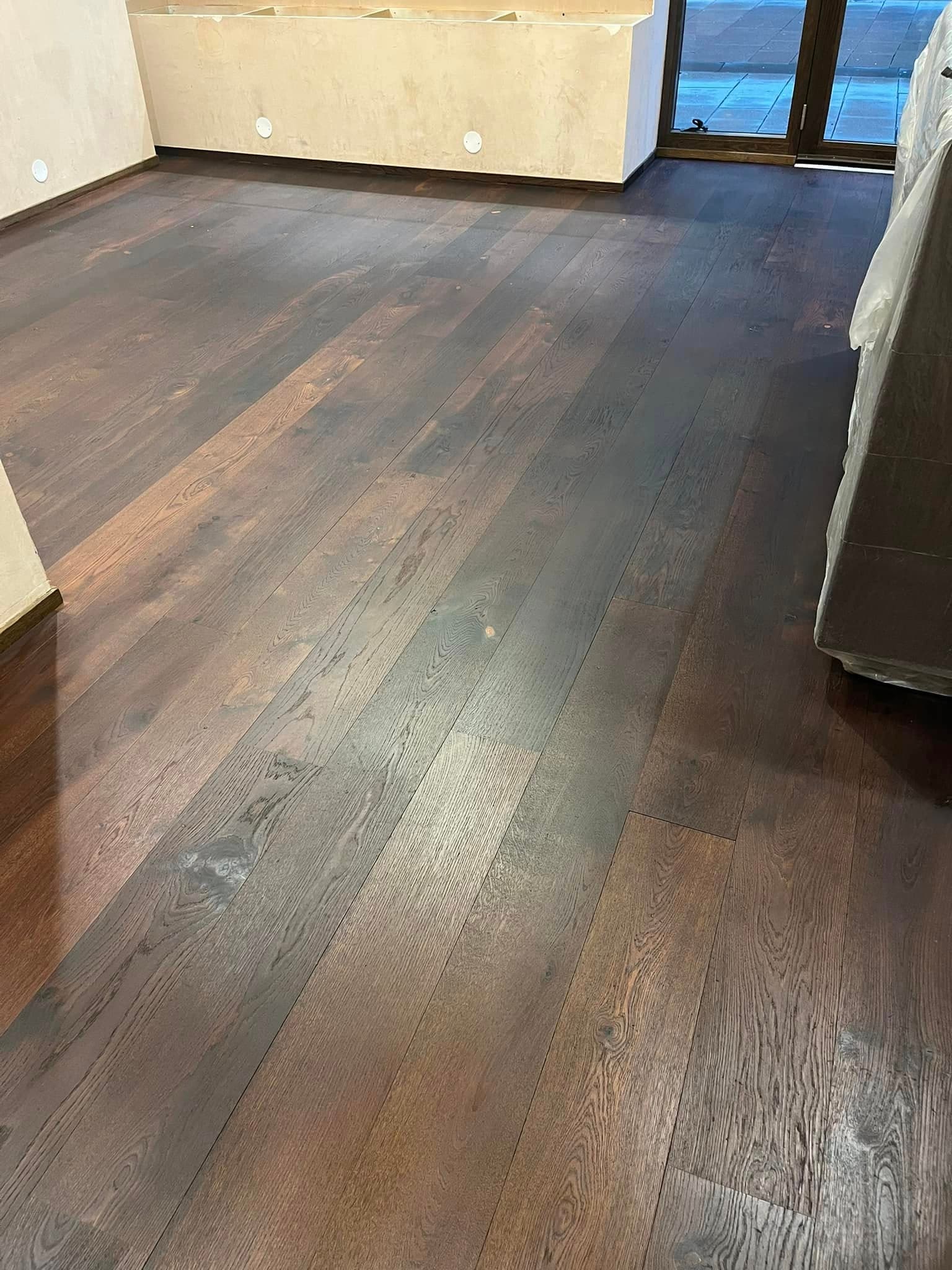 Butiksgolv efter slipning och slitstark ytbehandling: jämn, tålig yta för kommersiell miljö.