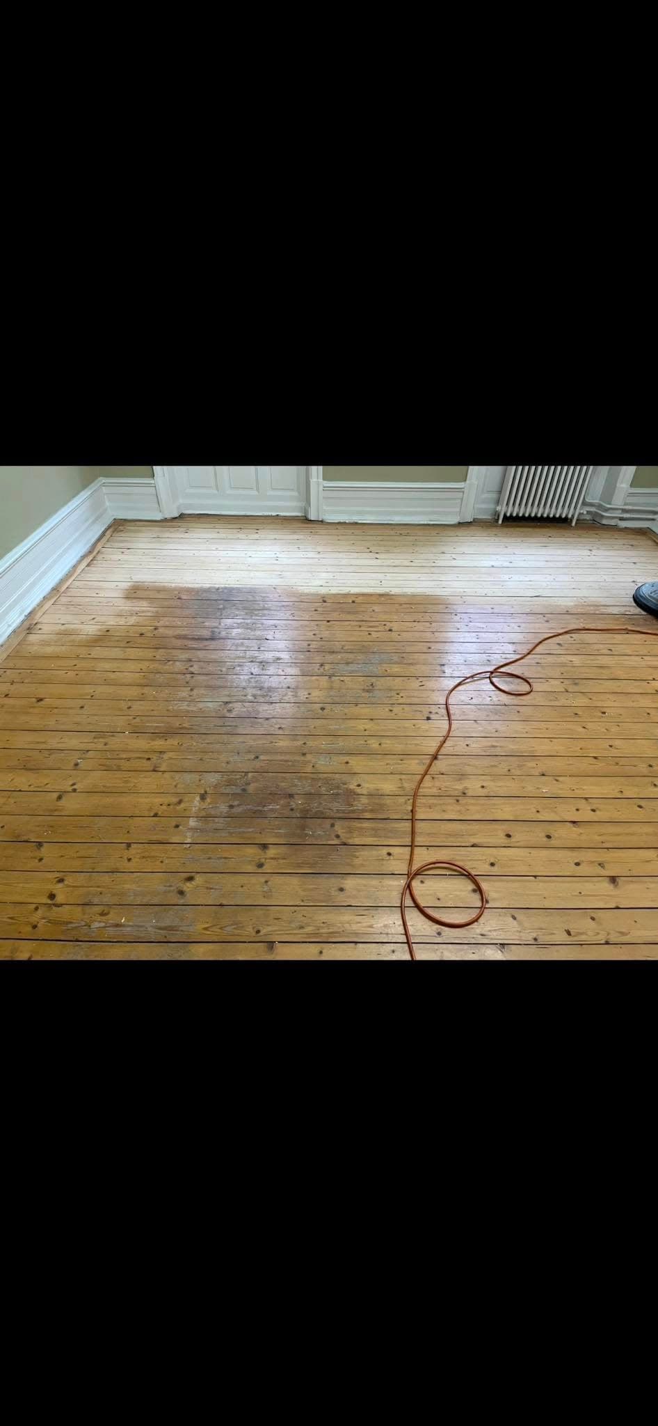 Parkettgolv före slipning: dämpad lyster och synligt slitage.