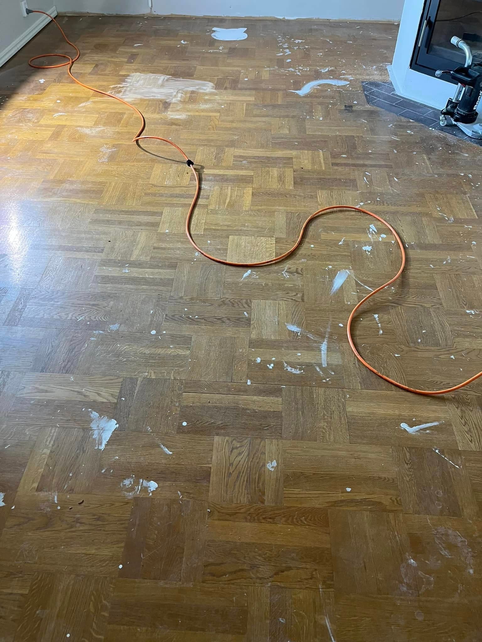 Trägolv i dåligt skick före slipning: sprickor i finish och matt yta.