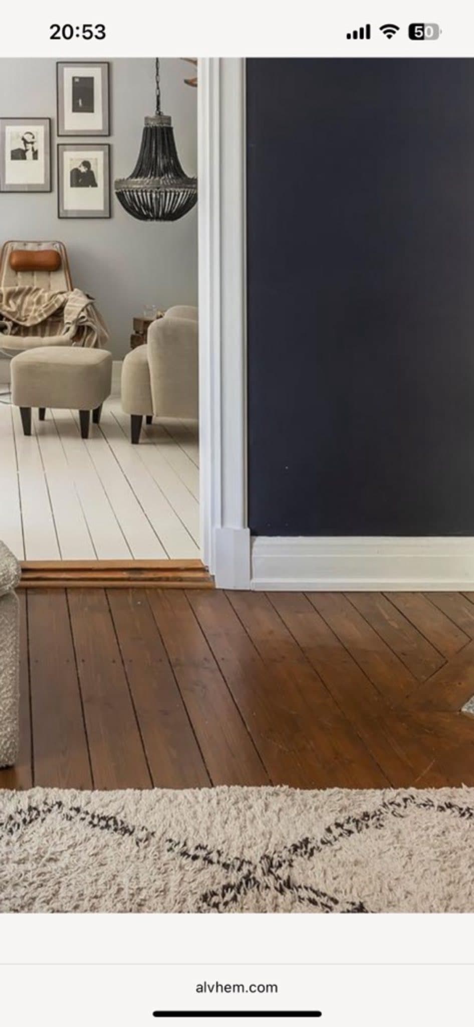 Äldre slitna trägolv i vardagsrum före slipning: matt yta och repor.