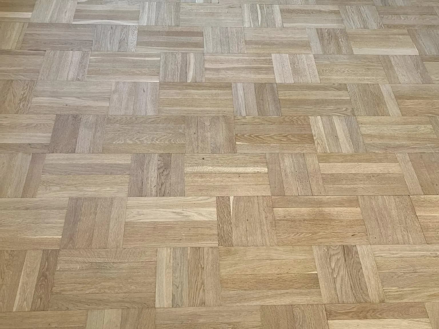 Renoverat trägolv efter professionell slipning och ytbehandling i Göteborg.