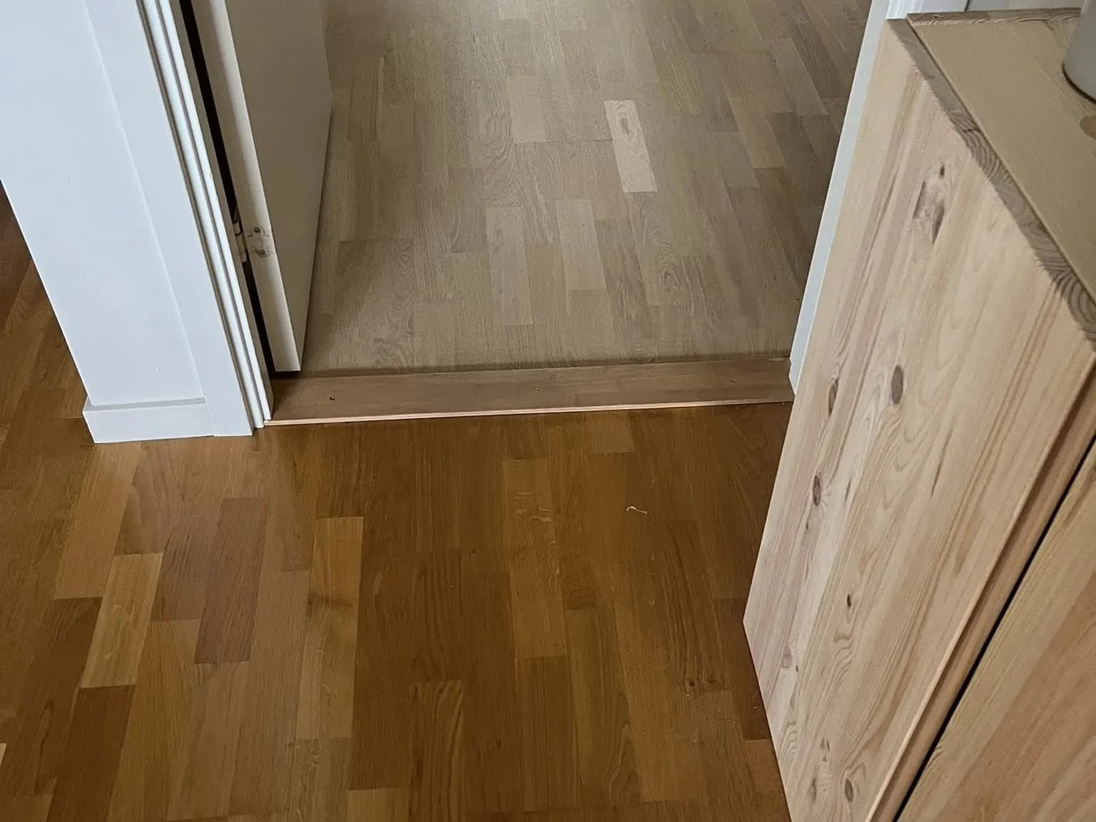 Samma golv efter slipning: jämnare yta och mer enhetlig ton över golvet.